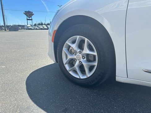 Used 2018 Chrysler Pacifica Touring-L Plus FWD image 31