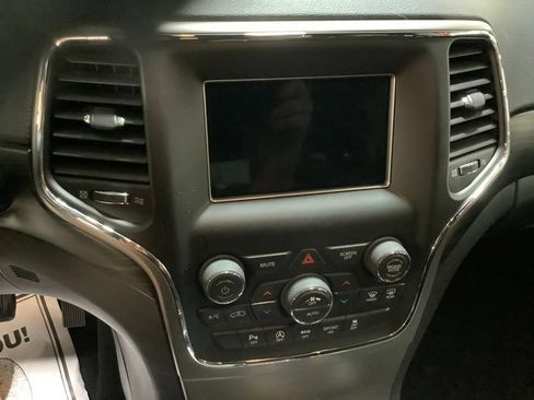 Used 2021 Jeep Grand Cherokee Laredo AWD/4WD image 25
