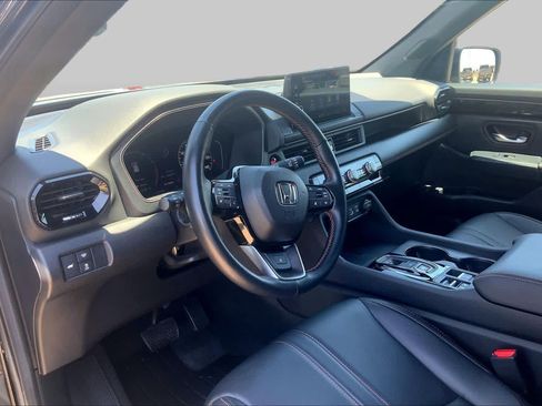 Used 2025 Honda Pilot TrailSport image 18