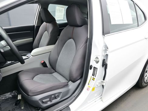 Used 2019 Toyota Camry LE image 12