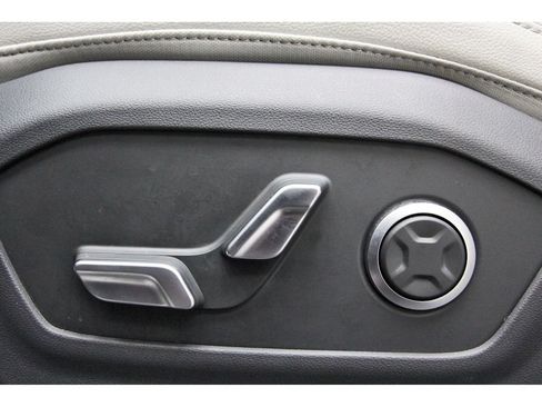Used 2025 Hyundai Santa Fe Limited FWD image 30