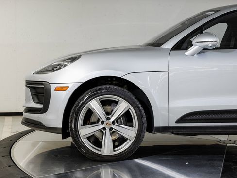 Certified 2025 Porsche Macan AWD/4WD image 11