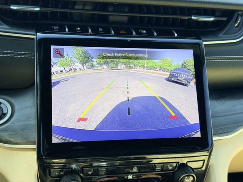 Used 2023 Jeep Grand Cherokee L Limited image 4