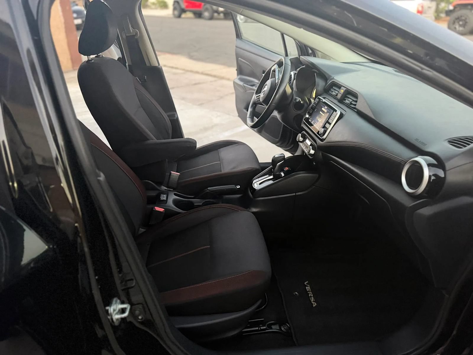 Used 2020 Nissan Versa SR FWD image 11