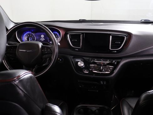 Used 2020 Chrysler Pacifica Limited image 33
