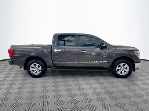 Used 2019 Nissan Titan SV w/ SV Convenience Package image 5