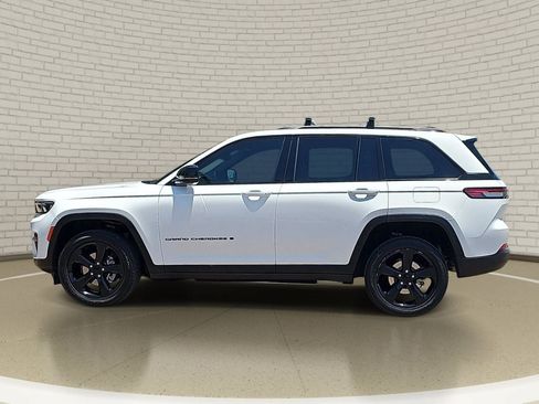 Used 2023 Jeep Grand Cherokee Altitude AWD/4WD image 8