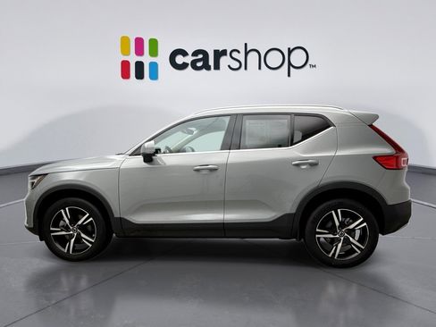 Used 2025 Volvo XC40 B5 Core image 2