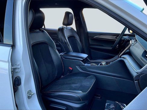 Used 2023 Jeep Grand Cherokee L Laredo image 7