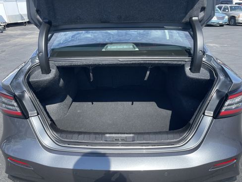 Used 2023 Nissan Maxima SL FWD image 9