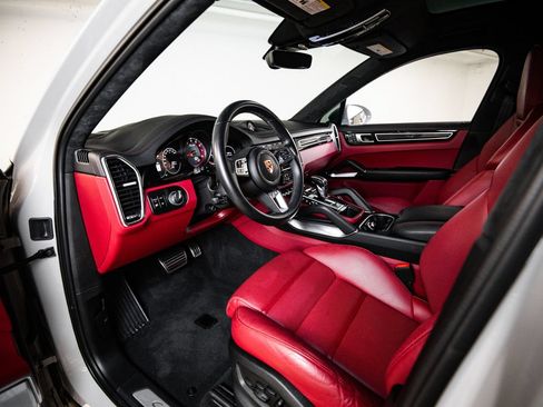 Certified 2022 Porsche Cayenne Turbo AWD/4WD image 4