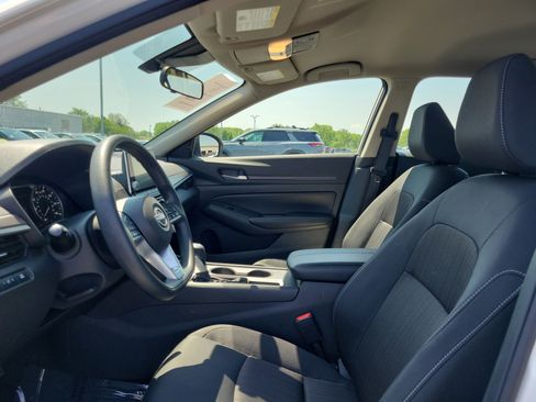 Used 2025 Nissan Altima 2.5 SV FWD image 15