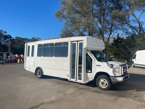 Used 2019 Ford E-450 and Econoline 450 Super Duty w/ Shuttle Bus Prep Package image 5