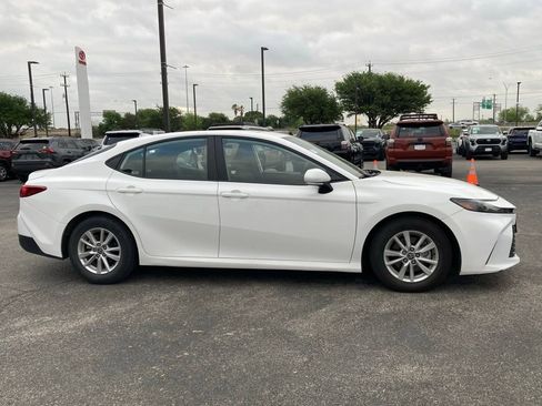 Used 2025 Toyota Camry LE image 3