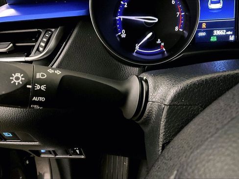 Used 2022 Toyota C-HR XLE image 30