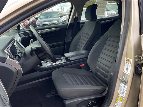 Used 2019 Ford Fusion SE image 16