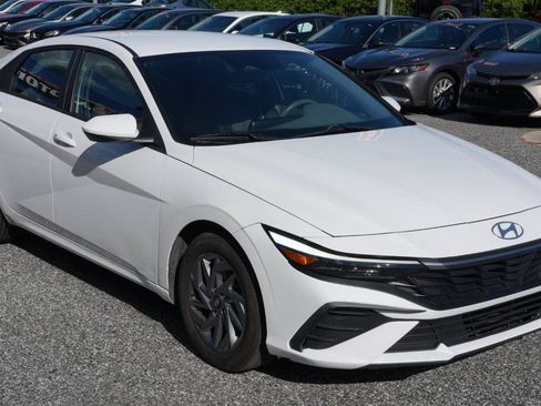 Used 2024 Hyundai Elantra SEL FWD image 3