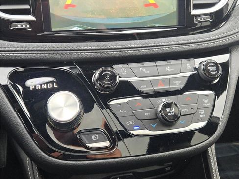 Used 2025 Chrysler Pacifica Limited w/ Uconnect Theater Family Group image 31