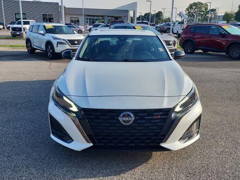 Used 2023 Nissan Altima 2.5 SR w/ SR Premium Package FWD image 2