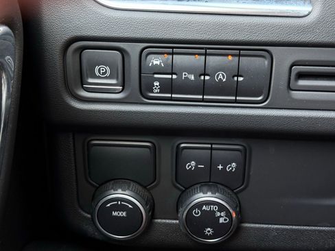 Used 2023 Chevrolet Suburban Premier RWD image 39