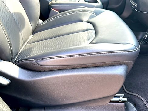 Used 2023 Chrysler Pacifica Touring-L w/ S Appearance Package image 26