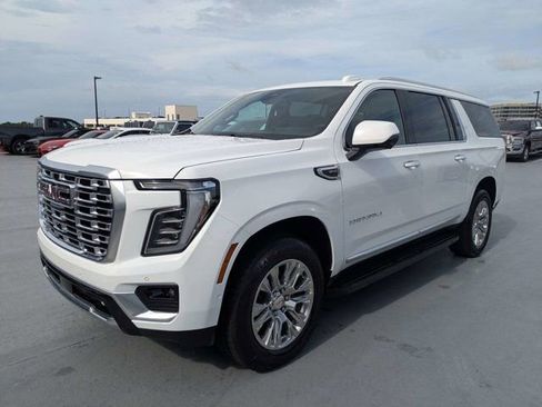 Used 2025 GMC Yukon XL Denali AWD/4WD image 7