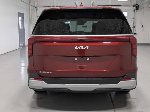 Used 2025 Kia Carnival FWD image 9