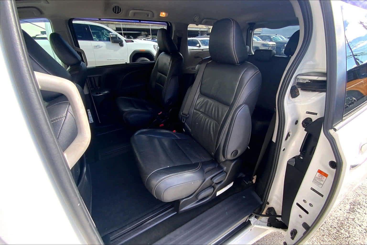 Used 2015 Toyota Sienna SE FWD image 29