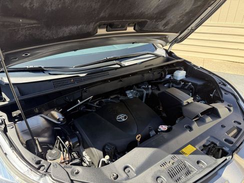 Used 2019 Toyota Highlander Plus AWD/4WD image 21