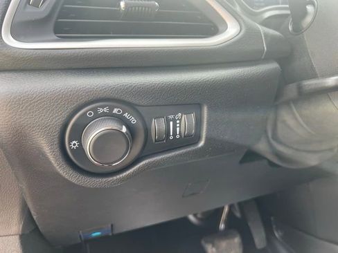 Used 2025 Chrysler Voyager LX FWD image 12