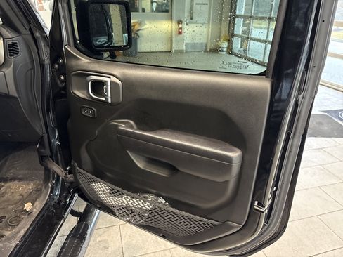 Used 2023 Jeep Gladiator Willys image 18