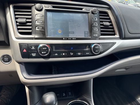 Used 2017 Toyota Highlander XLE w/ Protection Package #3 AWD/4WD image 41