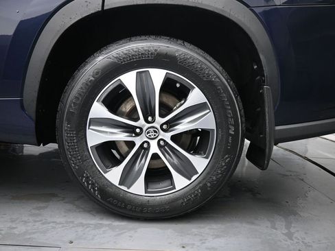 Used 2020 Toyota Highlander XLE image 16