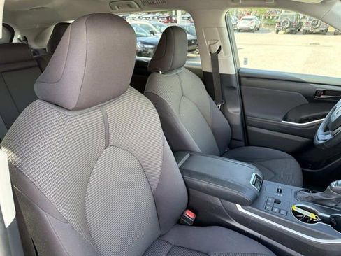 Certified 2025 Toyota Highlander LE FWD image 17