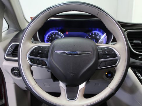 Used 2017 Chrysler Pacifica Limited w/ UConnect Theater Package image 8