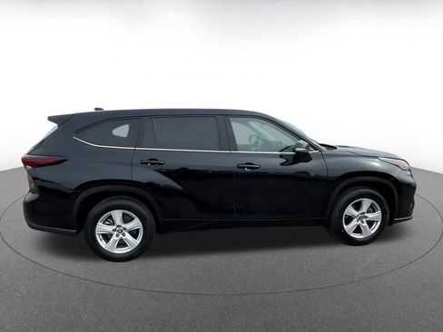Used 2025 Toyota Highlander LE image 16