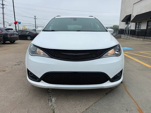 Used 2020 Chrysler Pacifica Touring-L Plus w/ S Appearance Package FWD image 4
