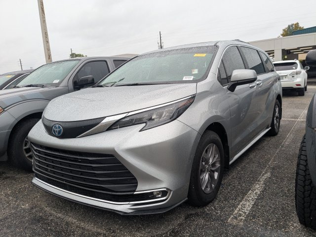 Used 2024 Toyota Sienna XLE w/ XLE Plus Package FWD image 2