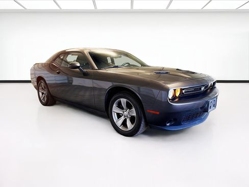Used 2021 Dodge Challenger SXT image 3