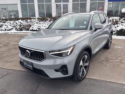 Certified 2025 Volvo XC40 B5 Plus image 11