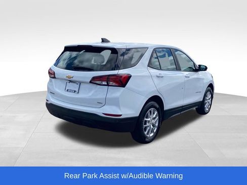 Used 2022 Chevrolet Equinox LS w/ Driver Confidence II Package AWD/4WD image 3