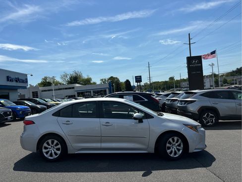 Used 2020 Toyota Corolla LE FWD image 3