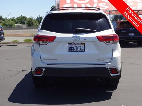 Used 2017 Toyota Highlander Limited Platinum AWD/4WD image 9