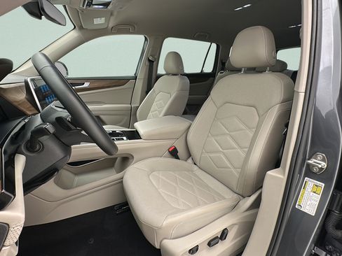 Used 2025 Volkswagen Atlas SE AWD/4WD image 14
