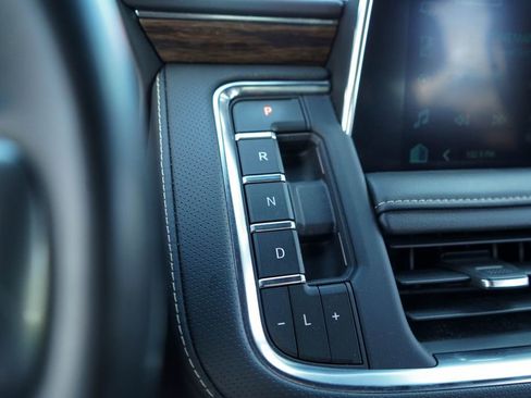Used 2023 Chevrolet Tahoe Premier AWD/4WD image 30
