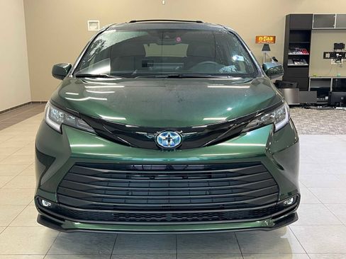 Certified 2025 Toyota Sienna XLE Woodland Edition image 8