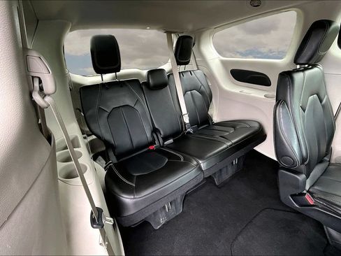 Used 2024 Chrysler Pacifica Touring-L FWD image 26