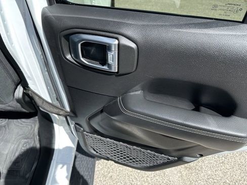Used 2020 Jeep Wrangler Unlimited Sahara AWD/4WD image 16