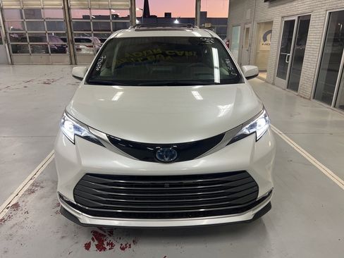 Used 2022 Toyota Sienna Platinum image 2
