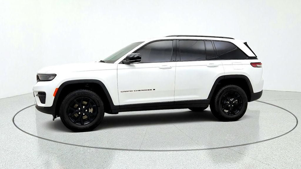 Used 2025 Jeep Grand Cherokee Altitude AWD/4WD image 8